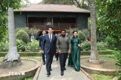 Le président sri-lankais Anura Kumara Dissanayaka et son homologue vietnamien, Luong Cuong, ont visité dans la matinée du 5 mai le site des reliques du Président Hô Chi Minh situé dans l’enceinte du Palais présidentiel à Hanoï. Photo : VNA