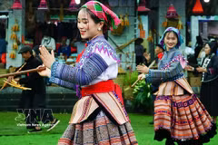 Spectacle de danse de l’ethnie Hmong lors de la "Journée de la grande union nationale" des communautés ethniques au Village culturel et touristique des ethnies du Vietnam. Photo: VNA