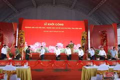 Le secrétaire général du Parti communiste du Vietnam (PCV), Tô Lâm assiste le 27 juillet à la cérémonie de lancement des travaux de l’école inter-niveaux primaire et secondaire de Si Pa Phin, dans la province montagneuse de Diên Biên. Photo : VNA
