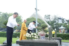 Le SG du Parti Tô Lâm rend hommage aux Héros morts pour la Patrie à Diên Biên. Photo : VNA