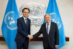 L'ambassadeur Do Hung Viet, chef de la Mission permanente du Vietnam auprès des Nations unies (gauche) et António Guterres, secrétaire général de l'ONU. Photo: VNA