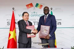 Le président de l'Assemblée nationale (AN) du Vietnam, Tran Thanh Mân (gauche) et son homologue sénégalais, El Malick Ndiaye, signent un accord de coopération entre les deux organes législatifs. Photo: VNA
