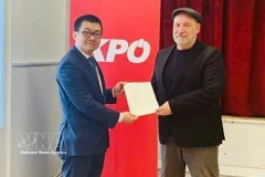 L'ambassadeur du Vietnam en Autriche, Vu Le Thai Hoang (gauche), remet une lettre de remerciement du Comité central du PCV au président du Parti communiste d'Autriche (KPÖ), Günther Hopfgartner. Photo: VNA