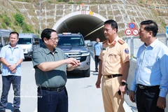 Le Premier ministre Pham Minh Chinh inspecte le tronçon Quang Ngai - Hoai Nhon du projet d'autoroute. Photo : VNA 