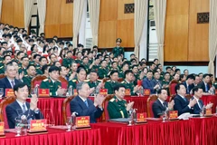 Dans la matinée du 17 mars, le secrétaire général du Parti communiste du Vietnam (PCV), To Lam, également secrétaire de la Commission militaire centrale, a effectué une visite de travail à l'Académie technique militaire, relevant du ministère de la Défense. Photo : VNA