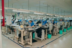 Fabrication de vêtements haut de gamme destinés à l'exportation dans l'usine de la Sarl MSV Hue (entreprise à 100 % capital japonais), située dans le parc industriel de Phu Bai, à Hue. Photo : msvhue.com