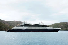 Vers midi le 10 février, le yacht de luxe Le Jacques-Cartier, battant pavillon français et appartenant à la compagnie Ponant, a accosté au port de Ben Dam. Photo : VNA