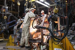 Fabrication des châssis automobiles à l’aide d’équipements de soudage spécialisés, à l’usine automobile VEAM, située dans le parc industriel de Bim Son. Photo: VNA