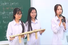 Un cours de mathématiques dispensé en langue étrangère au lycée Hong Quang, quartier Le Thanh Nghi. Photo : VNA.