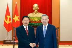 Le secrétaire général To Lam (droite) reçoit le ministre lao de la Sécurité publique Vanthong Kongmany. Photo: VNA