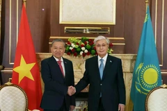 Le président du Kazakhstan Kassym-Jomart Tokayev accueille le secrétaire général du PCV Tô Lâm (à gauche). Photo : VNA