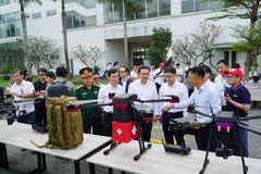 Des délégués visitent l'espace d'exposition des drones lors de l'événement. Photo : VNA