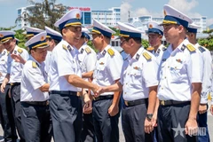 Les membres de la délégation du voilier 286 - Lê Quy Dôn disent au revoir aux dirigeants et commandants des agences, facultés et unités de l'Académie navale. Photo: qdnd