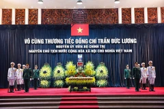 Le cercueil du défunt est déposé à la Maison funéraire nationale, au no5, rue Tran Thanh Tong, Hanoï. Photo : VNA