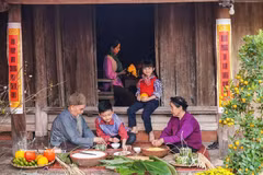 Les membres d'une même famille préparent ensemble des bánh chưng, les gâteaux traditionnels du Têt. Photo: VNA