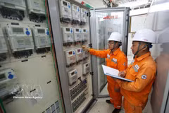 Vérification du système de coupure et de commutation électrique avant les opérations de maintenance à la sous-station électrique de 110 kV de la zone industrielle WHA, dans la commune de Trung Loc (province de Nghe An). Photo: VNA