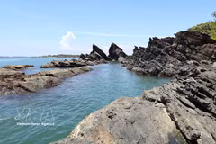 La beauté originelle des récifs rocheux de Bàn Than est disposée par la nature telle une œuvre d'art au milieu de la mer. (Photo : VNA) 