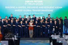 Le Premier ministre Pham Minh Chinh et les chefs de délégation participant au Forum de l'avenir de l'ASEAN 2025. Photo : VNA