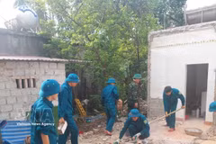 Des soldats de la province de Thanh Hoa participent à la construction de logements au profit des enfants des personnes ayant participé à la résistance et victimes de l'agent orange. Photo : VNA