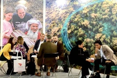 De nombreux visiteurs et partenaires étrangers sont venus au stand vietnamien du Salon international du tourisme ITB de Berlin pour en savoir plus sur le tourisme vietnamien. Photo: VNA