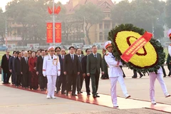 La délégation de dirigeants du Parti et de l’Etat rend hommage au Président Ho Chi Minh en son mausolée. Photo : VNA