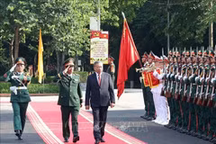 Le secrétaire général Tô Lâm passe en revue la garde d’honneur de l’Armée populaire du Vietnam. Photo: VNA