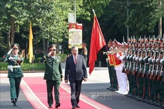 Le secrétaire général Tô Lâm passe en revue la garde d’honneur de l’Armée populaire du Vietnam. Photo: VNA