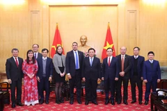 Nguyên Xuân Thang, membre du Bureau politique, directeur de l'Académie nationale de politique Hô Chi Minh et président du Conseil théorique central, l'ambassadeur de Suède au Vietnam, Johan Ndisi et d'autres délégués. Photo: VNA