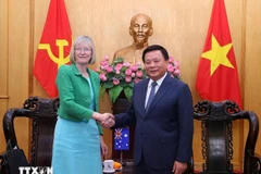 Le professeur-docteur Nguyên Xuân Thang, directeur de l'Académie nationale de politique Hô Chi Minh et président du Conseil théorique central reçoit Gillian Bird, nouvelle ambassadrice d'Australie au Vietnam. Photo : VNA