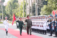 Le général Nguyen Tan Cuong et le général Pavel Muraveiko inspectent la garde d'honneur de l'Armée populaire vietnamienne lors de la cérémonie d'accueil. Photo : VNA