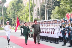 Le général Nguyen Tan Cuong et le général Pavel Muraveiko inspectent la garde d'honneur de l'Armée populaire vietnamienne lors de la cérémonie d'accueil. Photo : VNA