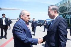 Le premier vice-Premier ministre d'Azerbaïdjan, Yagub Eyyubov salue le secrétaire général Tô Lâm (à droite) à l'aéroport international Heydar Aliyev, la capitale Bakou. Photo : Thong Nhat - VNA