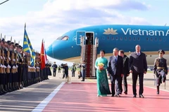 Le secrétaire général du Comité central du Parti communiste vietnamien, Tô Lâm, son épouse Ngô Phuong Ly et une délégation vietnamienne de haut rang arrivent à l'aéroport Vnukovo 2 de Moscou le 8 mai au soir (heure locale), entamant une visite officielle en Fédération de Russie. Photo : VNA