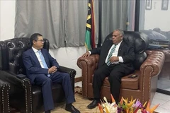 L'ambassadeur du Vietnam en Australie et au Vanuatu, Pham Hung Tam (à gauche) rencontre le Premier ministre Jotham Napat. Photo : VNA