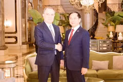 Le vice-Premier ministre et ministre des Affaires étrangères du Vietnam, Bui Thanh Son (à droite), et le chef de la diplomatie azerbaïdjanaise, Djeyhoun Baïramov. Photo : baochinhphu.vn
