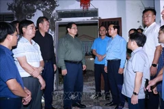Dans la soirée du 30 septembre, le Premier ministre Pham Minh Chinh s’est rendu dans les communes côtières de Ninh Binh, gravement touchées par le typhon n°10 (Bualoi). Photo : VNA