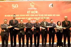 L'ambassadeur Nguyen Dac Thanh (au milieu) prend une photo souvenir avec les ambassadeurs invités à l'occasion du 80e anniversaire de la Fête nationale du Vietnam. Photo : VNA