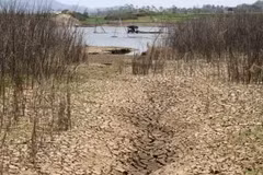 Vue du réservoir de Gajah Mungkur asséché pendant la saison sèche, dans le village de Gebang, district de Wonogiri, province de Java central (Indonésie), photo prise le 20 septembre 2023. Photo : Xinhua