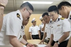Les officiers des deux camps ont discuté et convenu d’un plan de formation conjoint. Photo: VNA