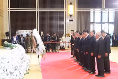 L'Association générale des Vietnamiens du Laos et l'Association des Vietnamiens de Vientiane ont déposé des gerbes et observé une minute de silence en mémoire de Saysomphone Phomvihane, ancien président de l'Assemblée nationale lao. Photo : VNA