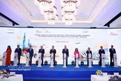 Le secrétaire général et président To Lam et des délégués ont participé à la cérémonie commémorant les 35 ans de liaisons aériennes et touristiques entre le Vietnam et l'Australie. Photo : VNA