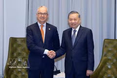 Le secrétaire général du Comité central du Parti communiste du Vietnam et président de la République, Tô Lâm (à droite) rencontre Nicholas Moore, envoyé spécial du gouvernement australien pour l’Asie du Sud-Est. Photo : VNA