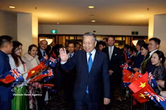 Des membres du personnel de l'ambassade et de la communauté vietnamienne en Australie ont accueilli le secrétaire général et président To Lam. Photo : VNA