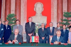 Le Premier ministre Vo Van Kiet et son homologue lituanien Adolfas Slezevicius assistent à la cérémonie de signature de l'accord sur la promotion des investissements entre les deux pays (Hanoï, 27 septembre 1995). Photo : VNA