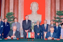 Le Premier ministre Vo Van Kiet et son homologue lituanien Adolfas Slezevicius assistent à la cérémonie de signature de l'accord sur la promotion des investissements entre les deux pays (Hanoï, 27 septembre 1995). Photo : VNA