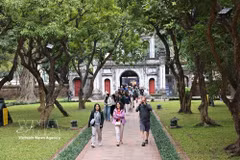 De nombreux visiteurs au Temple de la Littérature Van Mieu – Quoc Tu Giam. Photo: VNA