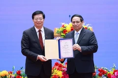 Le professeur et docteur Qiu Yong (gauche) remet le titre de « professeur honoraire » de l'Université Tsinghua au Premier ministre Pham Minh Chinh. Photo : VNA