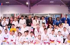 L'épouse du secrétaire général Tô Lâm visite le Centre d'entraînement paralympique du Kazakhstan. Photo: VTV