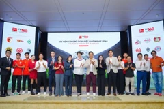 Helga Margarete Barth, ambassadrice de l'Allemagne au Vietnam, Kevin Sim, directeur de la région Asie-Pacifique de la Bundesliga, et Nguyen Ha Thanh, directrice générale adjointe de Viettel Telecom Corporation, ainsi que leurs invités, ont félicité l'événement. Photo : VNA