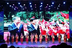 Lors du programme artistique saluant le 50e anniversaire de la Fête nationale lao et la solidarité Vietnam - Laos. Photo : VNA